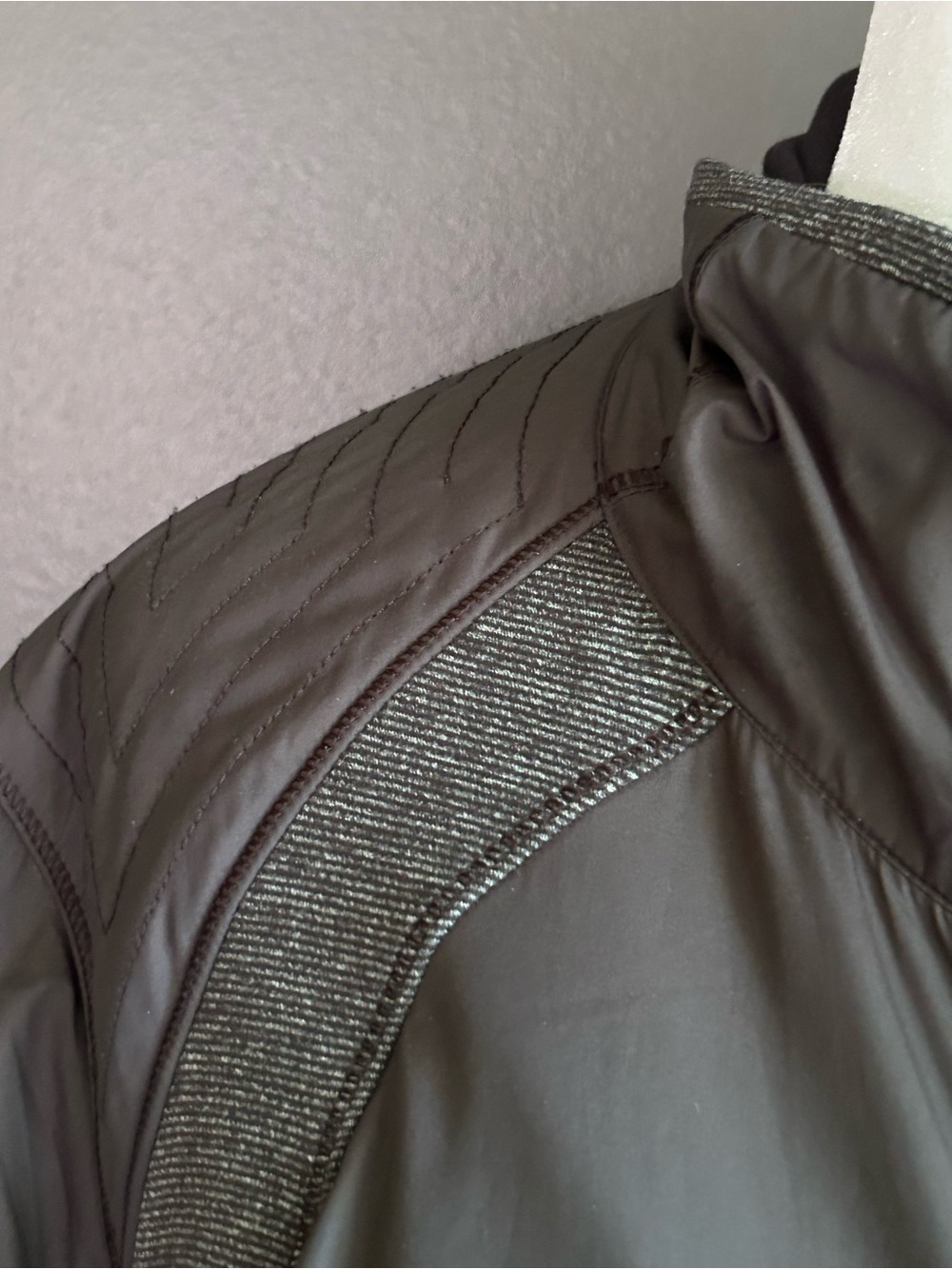 Lululemon Rebel Runner Jacket Black / Wee Stripe Size 12 - Picture 4 of 10